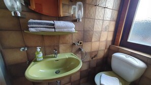 Bruser, hårtørrer, håndklæder, Toiletpapir