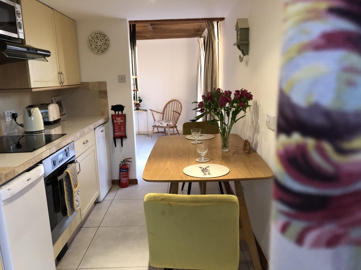 Mikrowelle, Ofen, Hochstuhl, Kochgeschirr/Geschirr/Besteck