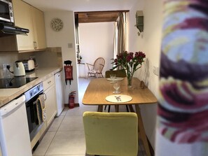 Mikrowelle, Ofen, Hochstuhl, Kochgeschirr/Geschirr/Besteck