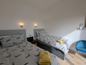 Bügeleisen/Bügelbrett, Reisekinderbett, kostenloses WLAN, Bettwäsche