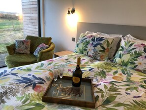 Bügeleisen/Bügelbrett, Reisekinderbett, kostenloses WLAN, Bettwäsche