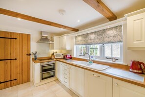 Oven, dishwasher, cookware/dishes/utensils - 3 Bed in West Lulworth (oc-s32114) (West Lulworth)
