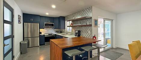 冰箱、微波炉、烤箱、炉灶