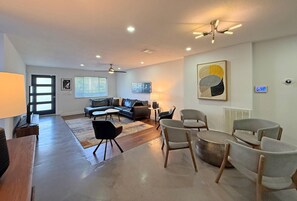 TV - Modern Oakland Park Retreat Near Beach & Dining (Oakland Park)