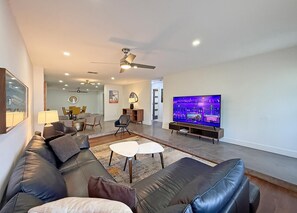 TV - Modern Oakland Park Retreat Near Beach & Dining (Oakland Park)