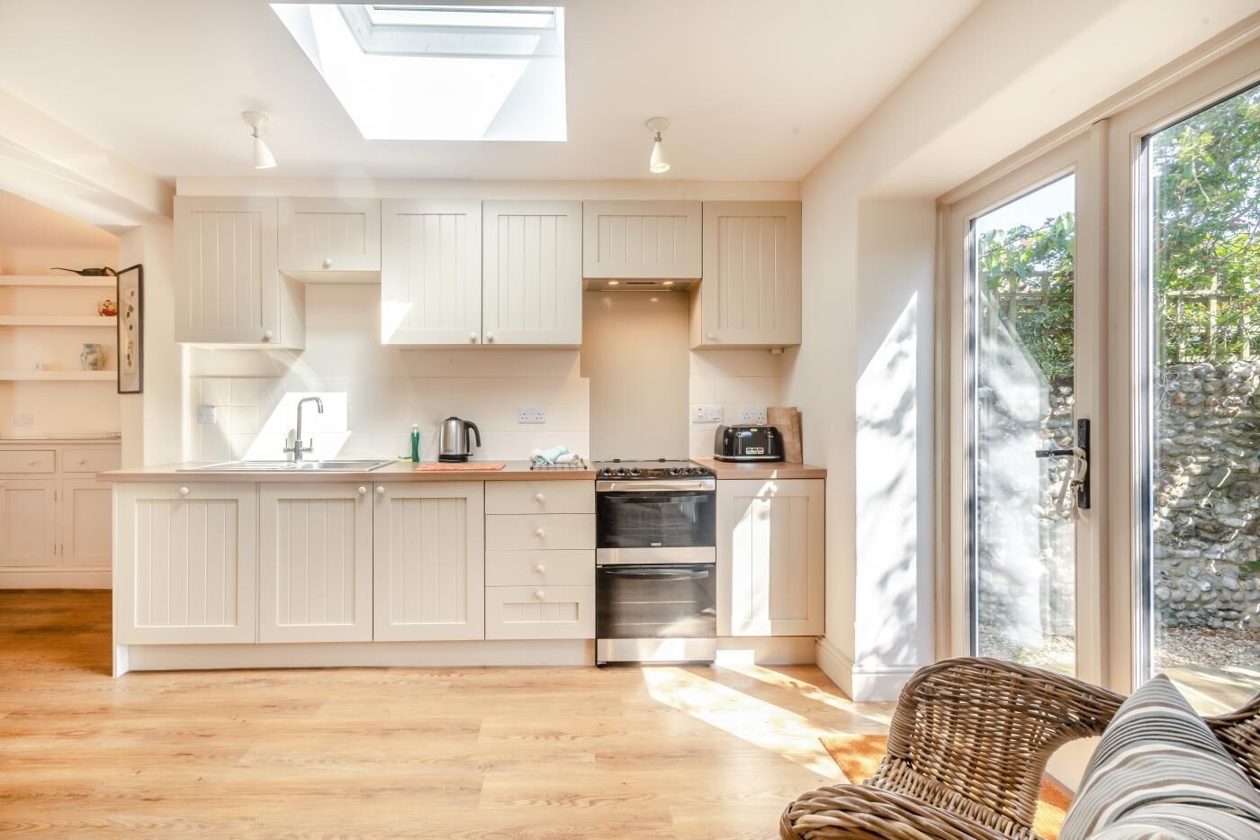 Microondas, horno, lavavajillas y utensilios de cocina 