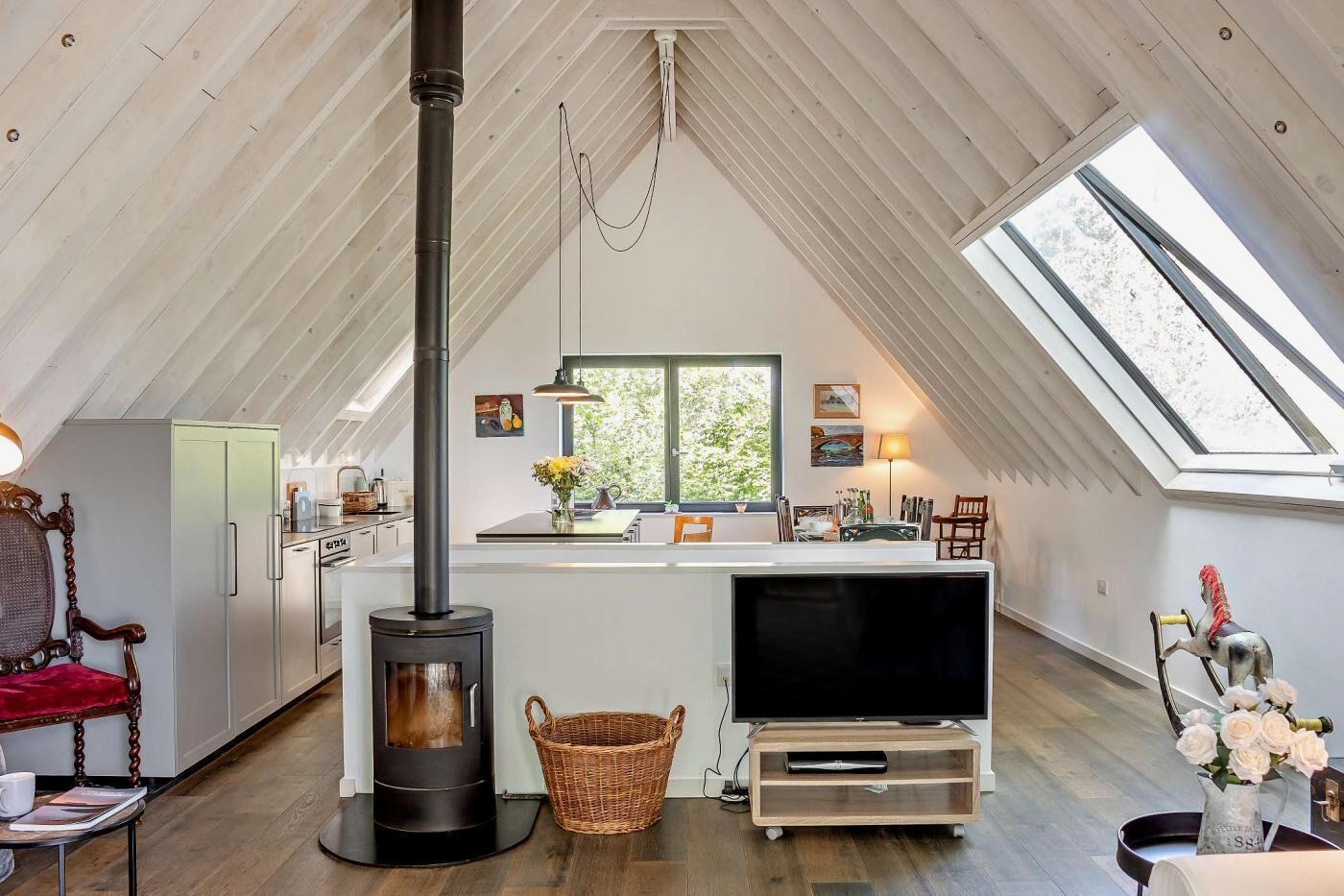 Micro-ondes, four, lave-vaisselle, chaise haute