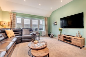 TV, fireplace - 5 Bed in Fryup Dale (oc-wa291) (Danby)