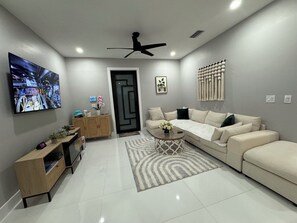 Living area - Comfy 2BR Getaway in Naples (Naples)