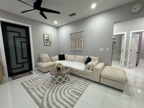Living area - Comfy 2BR Getaway in Naples (Naples)