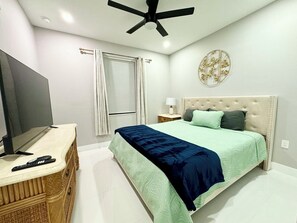 Iron/ironing board, Internet, bed sheets - Comfy 2BR Getaway in Naples (Naples)