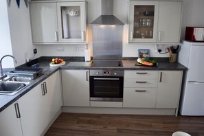 Microwave, oven, high chair, cookware/dishes/utensils - 3 Bed in Marazion (oc-smccbl) (Marazion)