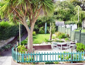 A garden with a tree, a table, and chairs. - 3 Bed in Marazion (oc-smccbl) (Marazion)
