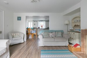 TV, fireplace - 3 Bed in Marazion (oc-smccbl) (Marazion)