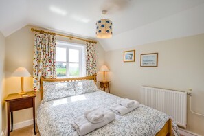 3 bedrooms, iron/ironing board, travel crib, free WiFi - 3 Bed in Lower Holbrook (oc-2aglh) (Lower Holbrook)