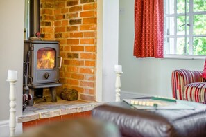 Interior - 3 Bed in Lower Holbrook (oc-2aglh) (Lower Holbrook)