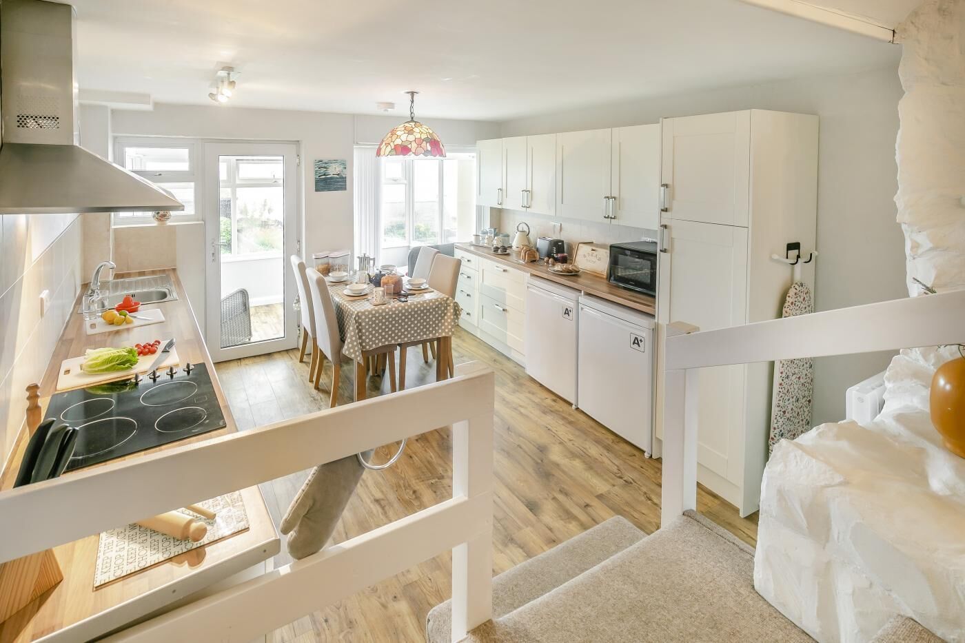 Microondas, horno y utensilios de cocina 