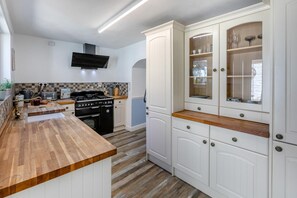 Oven, cookware/dishes/utensils - 2 Bed in St. Columb (oc-g32245) (Saint Columb Major)