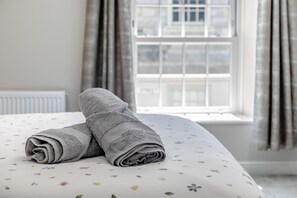 2 bedrooms, iron/ironing board, free WiFi, bed sheets - 2 Bed in St. Columb (oc-g32245) (Saint Columb Major)