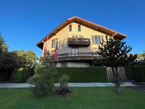 Vista frontal de la propiedad