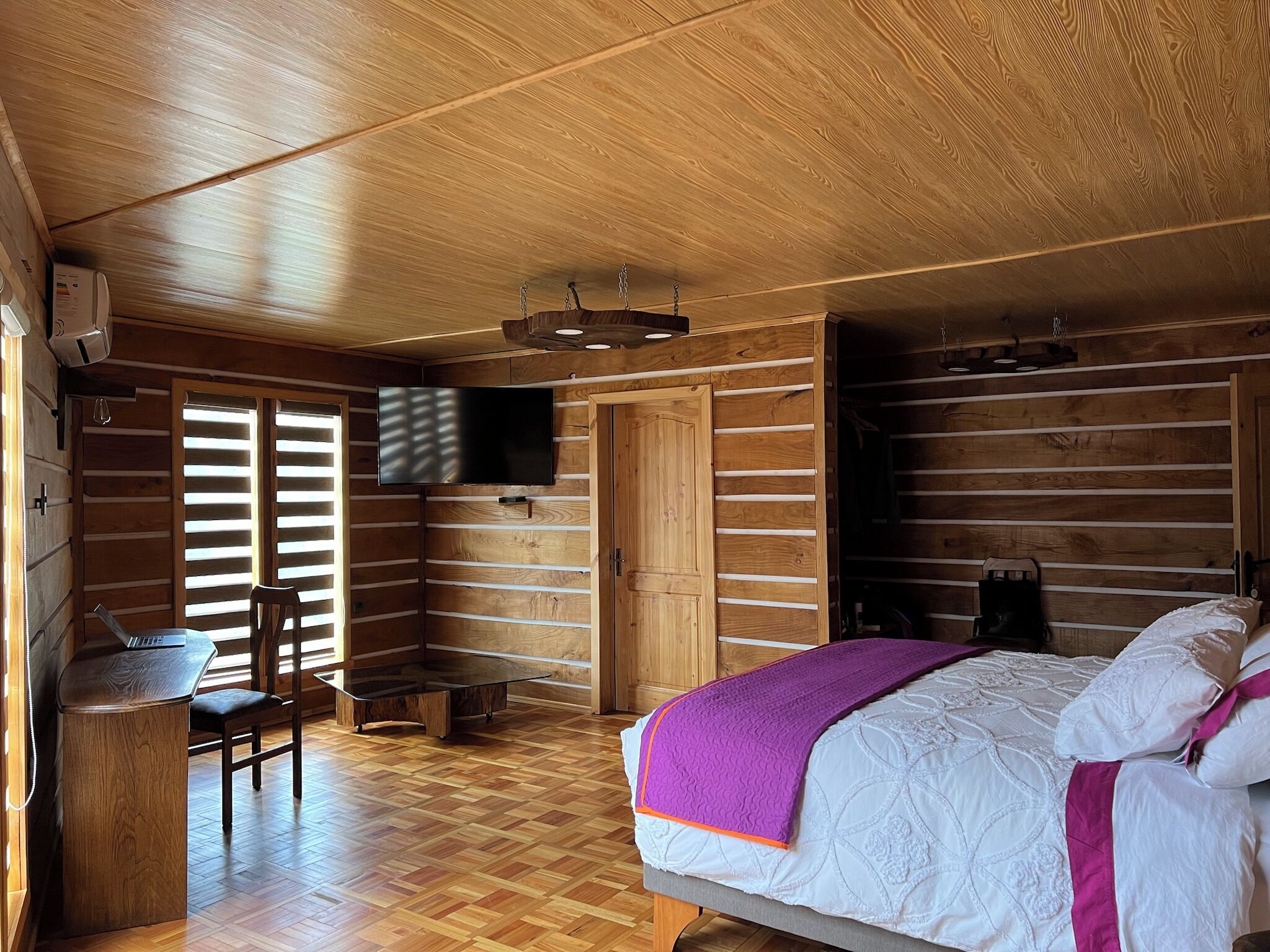 デラックス ダブルルーム | 高級寝具、ノートパソコン用作業スペース、WiFi (無料)、ベッドシーツ