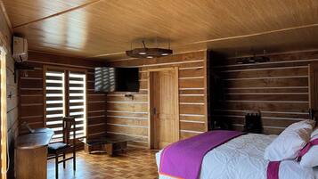 Ropa de cama de alta calidad y espacio para trabajar con laptop