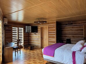 Habitación doble Deluxe | Ropa de cama de alta calidad y espacio para trabajar con laptop 