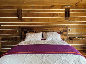 Habitación doble Deluxe | Ropa de cama de alta calidad y espacio para trabajar con laptop 