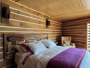 Ropa de cama de alta calidad y espacio para trabajar con laptop 