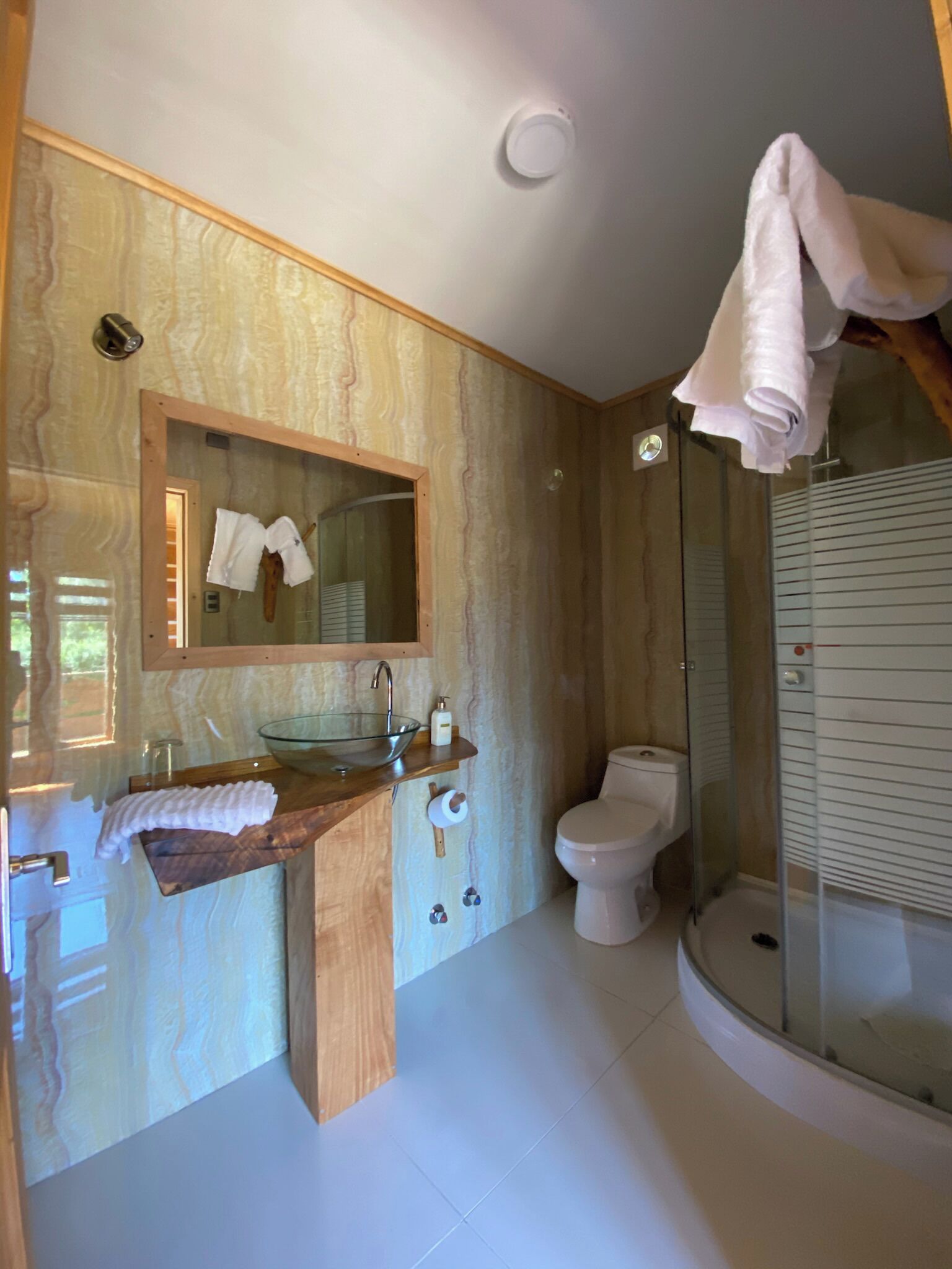 Deluxe Double Room | Bathroom | Shower, free toiletries, hair dryer, towels