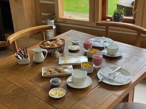 Tägliches inbegriffenes einheimisches Frühstück