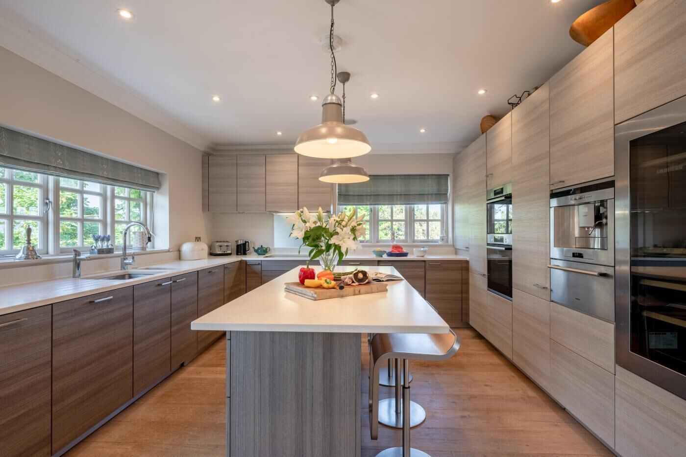 Micro-ondes, four, lave-vaisselle, chaise haute