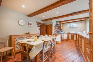 Microwave, oven, dishwasher, cookware/dishes/utensils - 4 Bed in Wells-next-the-Sea (oc-2045) (Wells-next-the-Sea)