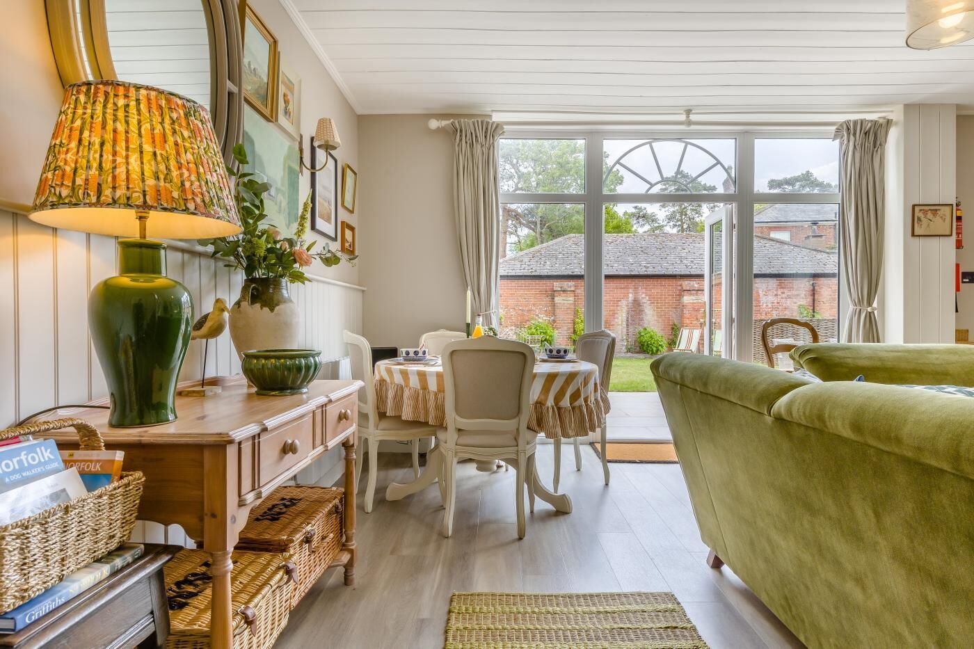 Una televisión, una chimenea