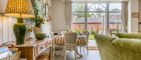 Una televisión, una chimenea