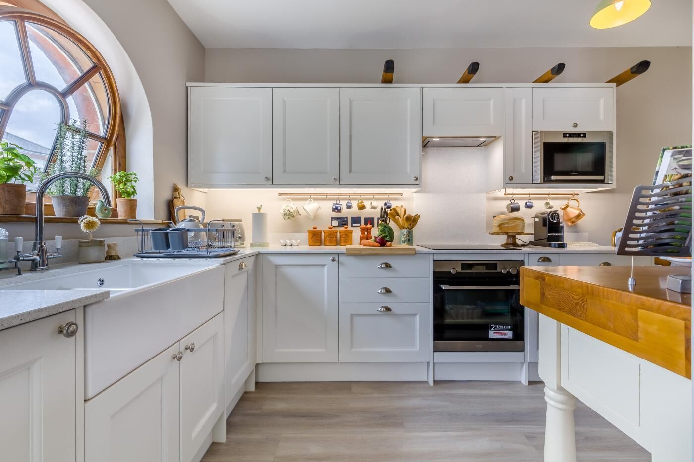 Microondas, horno, lavavajillas y periquera 