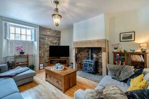TV, fireplace - 4 Bed in Alnwick (oc-g32272) (Alnwick)