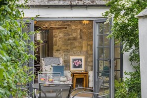 Terrace/patio - 4 Bed in Alnwick (oc-g32272) (Alnwick)