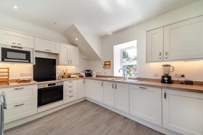 Mikroaaltouuni, uuni, astianpesukone, syöttötuoli