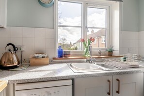 Microwave, oven, dishwasher, high chair - 2 Bed in Halesworth (oc-rect) (Halesworth)
