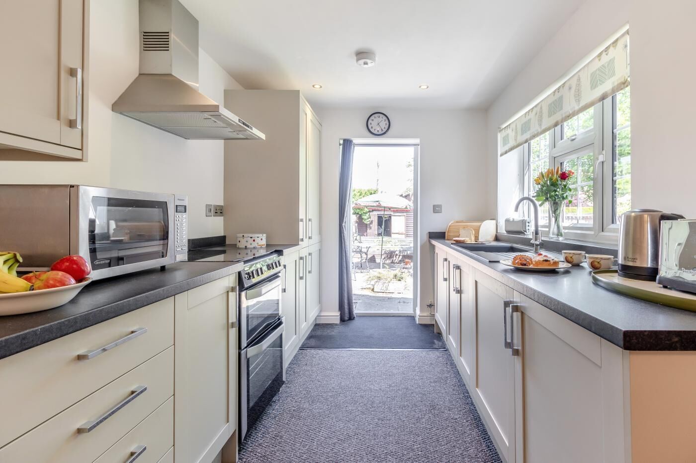 Microondas, horno y utensilios de cocina 