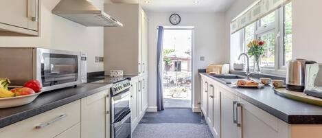 Microondas, horno y utensilios de cocina