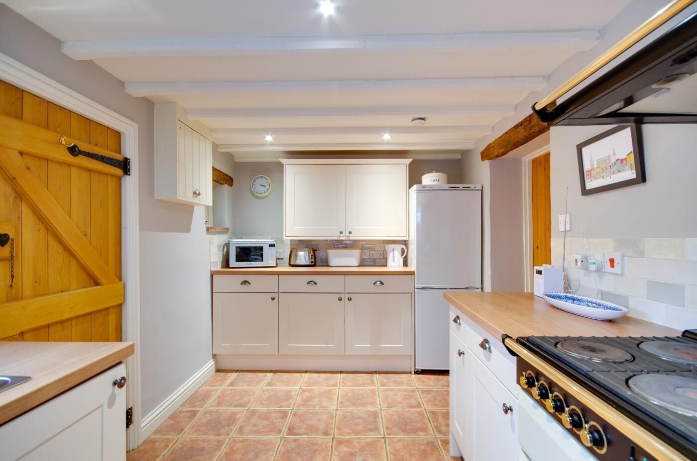 Microondas, horno, periquera y utensilios de cocina 