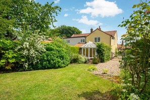 Exterior - 3 Bed in Brinton (oc-2061) (Sharrington)