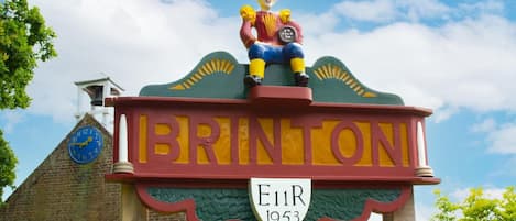 Un senyal colorit amb la paraula 'BRINTON' i la imatge d'una persona.