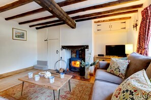 TV, fireplace - 2 Bed in Burnham Market (oc-2073) (Burnham Market)