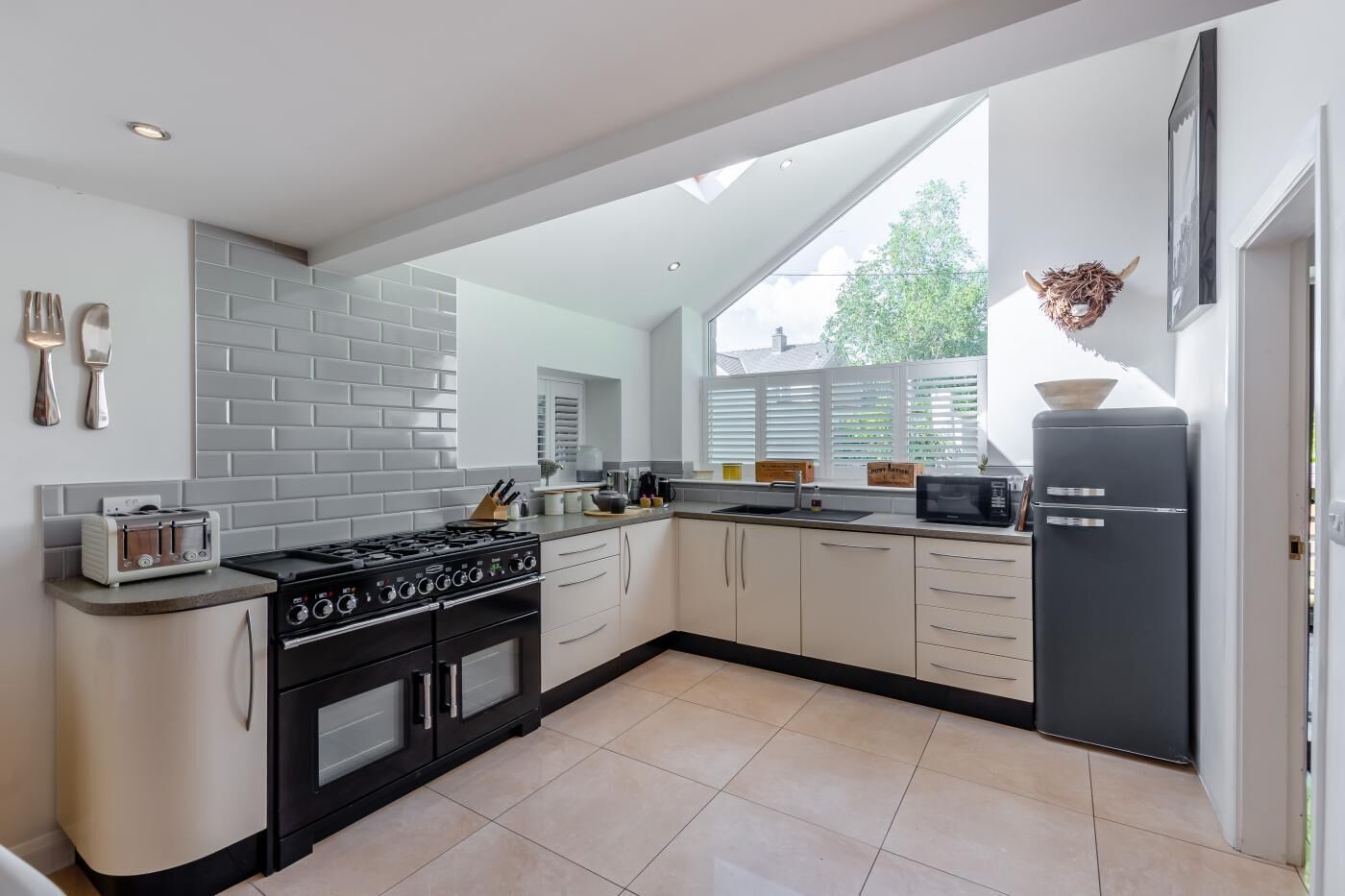 Microwave, oven, dishwasher, cookware/dishes/utensils