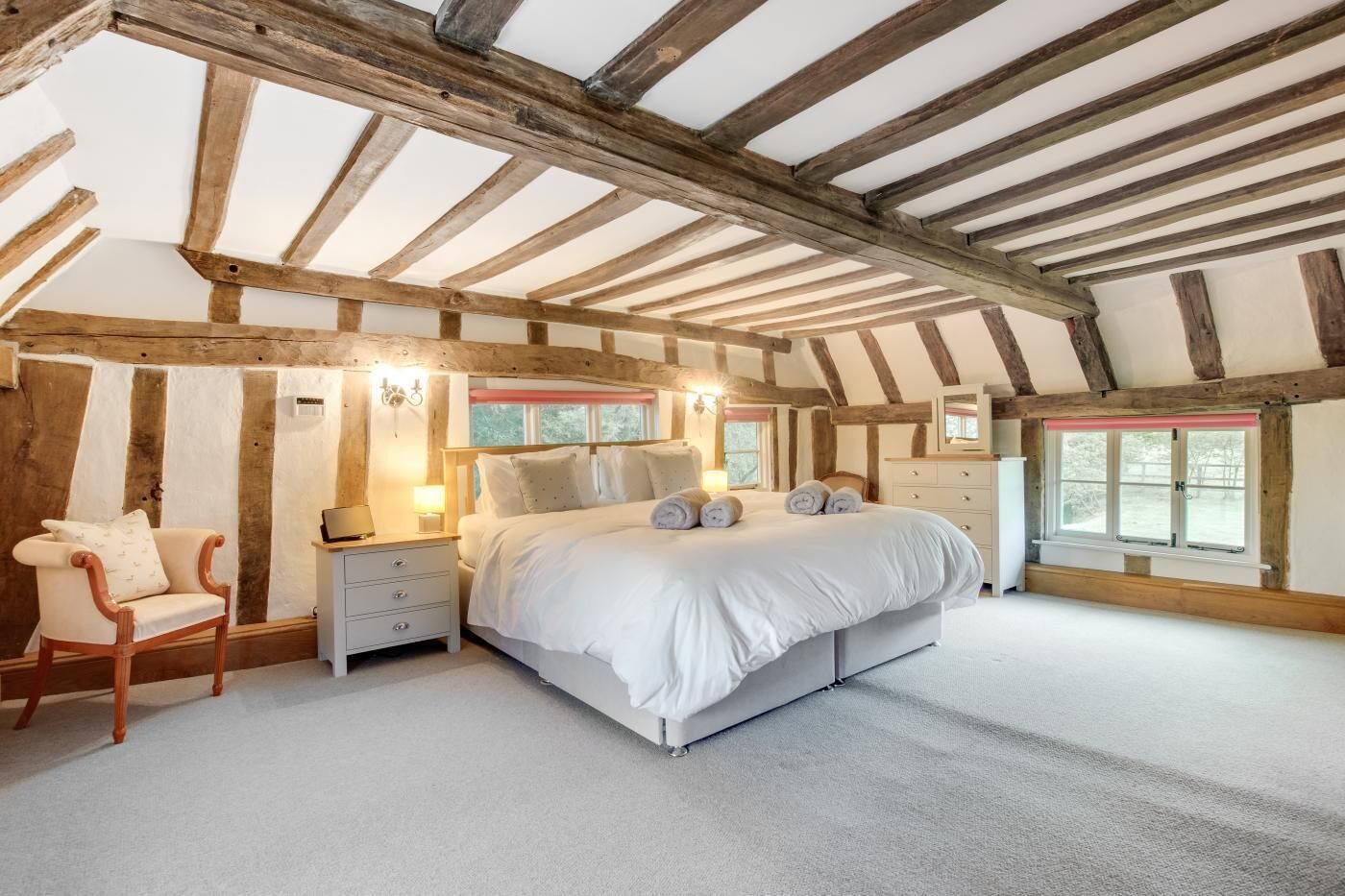 Planxa i posts de planxar, wifi gratuïta i roba de llit 