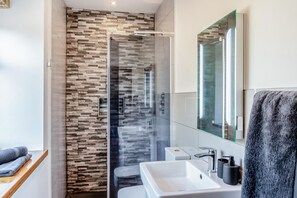 Towels - 2 Bed in East Morton (oc-o32204) (East Morton)