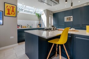 Microwave, oven, high chair, cookware/dishes/utensils - 4 Bed in Mumbles (oc-t32236) (The Mumbles)